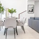 Sophisticated 2 Bedroom With Lush Interiors In Jvc