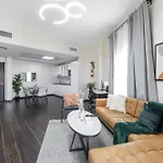 Cozy And Spacious Apartment- 5Min Walk To Metro