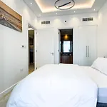 Dubai Marina - Elegant Design 1Bhk Apartment - Iris Blue