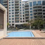 Green Oasis In Dubai - Expat Preferred Community - The Greens - The Views - Perfect For Business And Pleasure - Close To Metro - Park, Lakes And Jogging 1 Min Walk Away - Yoga Classes By The Lake - 4 People - Big Balcony - 3 Min Drive To Sheikh Zayed