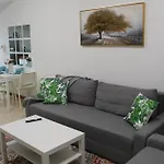 Bright And Beautiful One Bedroom Apartment Close To Metro And Beach