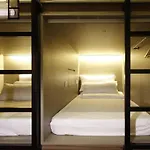 Universe Premium Capsule Hostel 5 Min Walking From Sharaf Dg Metro Station Al Makhool