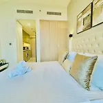 Venduras - Modern Chic Studio In Azizi Riviera
