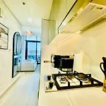 Venduras - Modern Chic Studio In Azizi Riviera