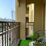 Megaluxury Flat Resort, Amazing Pool, Burj Direct View