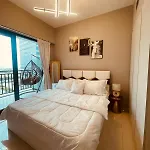 Luxury 1-Bedroom Oasis Near Downtown Dubai