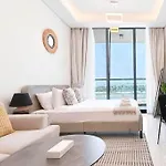 Luxurious Studio & Balcony At Samana Golf Avenue