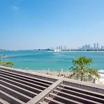 Spectacular Studio In Palm Jumeirah With Beachside Living Experience!