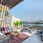 Spectacular Studio In Palm Jumeirah With Beachside Living Experience!