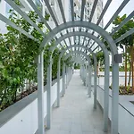 Rh - Stunning Canal View 01 Bedroom With Top Amenities, Newly Furnished