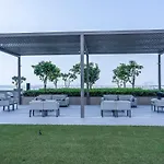 Luxury 1-Bedroom Apartment At Emaar Beachfront