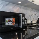 Upscale 2-Bedroom Flat In Dubai Marina