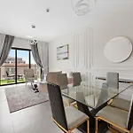 Chic 1Br With Pool And Gym Access
