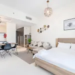 Modern Bright Home In Business Bay