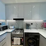 Spacious Brand New One Bedroom Apartment In Jvc