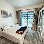 Stylish & Cozy Urban Retreat