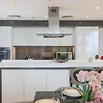 Livbnb Suites - Luxury 3 Bedroom With Sea View