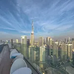 Magical Apt With Rooftop Pool & Burj Khalifa View!