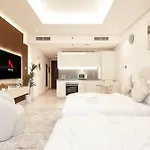 Luxurious New Studio! 2 Double Beds! Sleek Design & High-End Amenities In Dubai Downtown