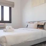 Stylish 2-Bedroom Apartment With Balcony Views In Dubai