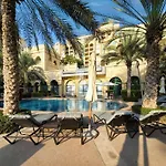 Spacious Family Apartment On The Palm