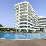 Vayk - Stunning 2-Bedroom Apartment With Sea View & Beach Access