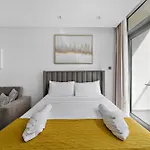 Chic Studio Living At Sterling