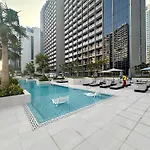 Chic Studio Living At Sterling