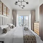 Stunning Lake View Apartment In Jlt