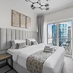 Stunning Lake View Apartment In Jlt