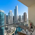 Stunning Lake View Apartment In Jlt