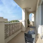 Sleeps 2 In 1 Bedroom At Hanover Square, Jvc