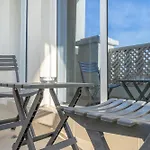 Sleeps 2 In 1 Bedroom At Hanover Square, Jvc