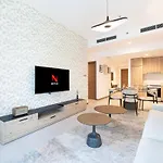 Urban Oasis - 2Br 6Pax - Infinity Pool & Near Metro