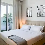 Keyrock Living - 1Br Luxury With Lake View At Reva