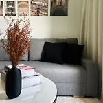 Keyrock Living - 1Br Luxury With Lake View At Reva