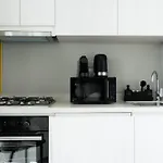 Keyrock Living - 1Br Retreat With Lake View & Pool