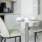 Keyrock Living - 1Br Retreat With Lake View & Pool
