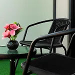 Keyrock Living - 1Br Retreat With Lake View & Pool