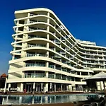 Vayk - Stunning 2-Bedroom Apartment With Sea View & Beach Access