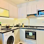Breathtaking Burj & Pool View Apt In Downtown