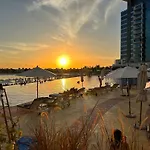 Renovated Marina View Apartment In Oceana