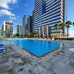 Lux 1 Bedroom Getaway With Stunning Views, Pool And Gym