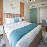 Deluxe 3 Bedroom With Marina & Sea View