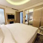Luxury Paramount Hotel Apt D111