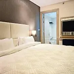 Luxury Paramount Hotel Apt D111