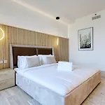 Luxury 3 Bed Apt With Golf Course Views