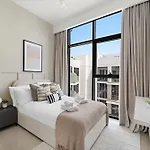 Silkhaus Stylish 2Bdr In Azizi Gardens With Pool & Gym