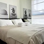 Enjoy A Modern And Trendy Apartment In The Heart Of Dubai