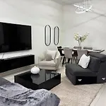 Enjoy A Modern And Trendy Apartment In The Heart Of Dubai